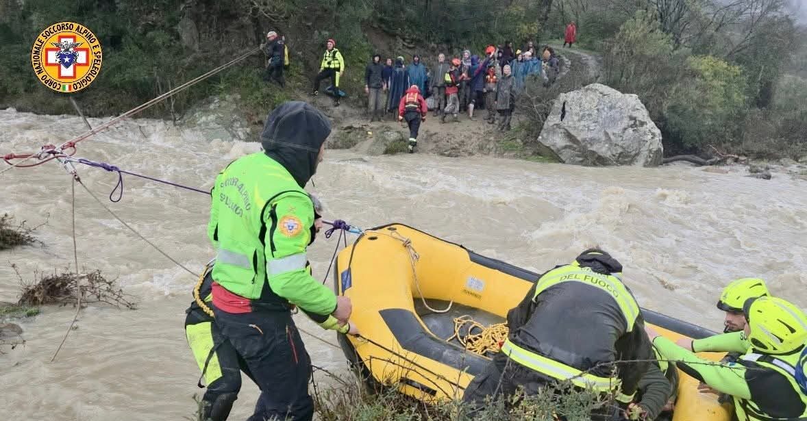 Restano isolati per l’ingrossamento del torrente Caprino, recuperati 32 turisti dal Soccorso Alpino e Speleologico Siciliano