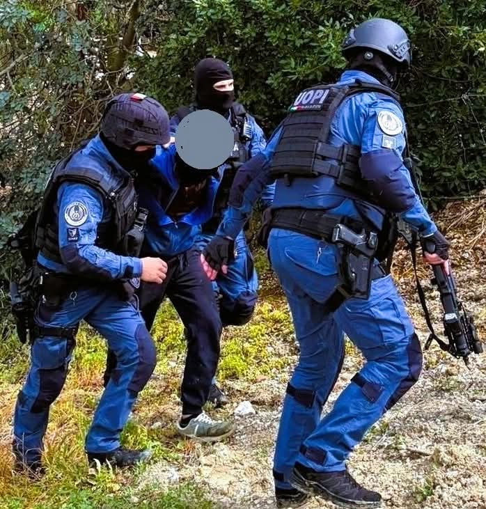 Evaso armato a Caltanissetta: arrestati due pregiudicati dalla Polizia, sequestrate tre armi