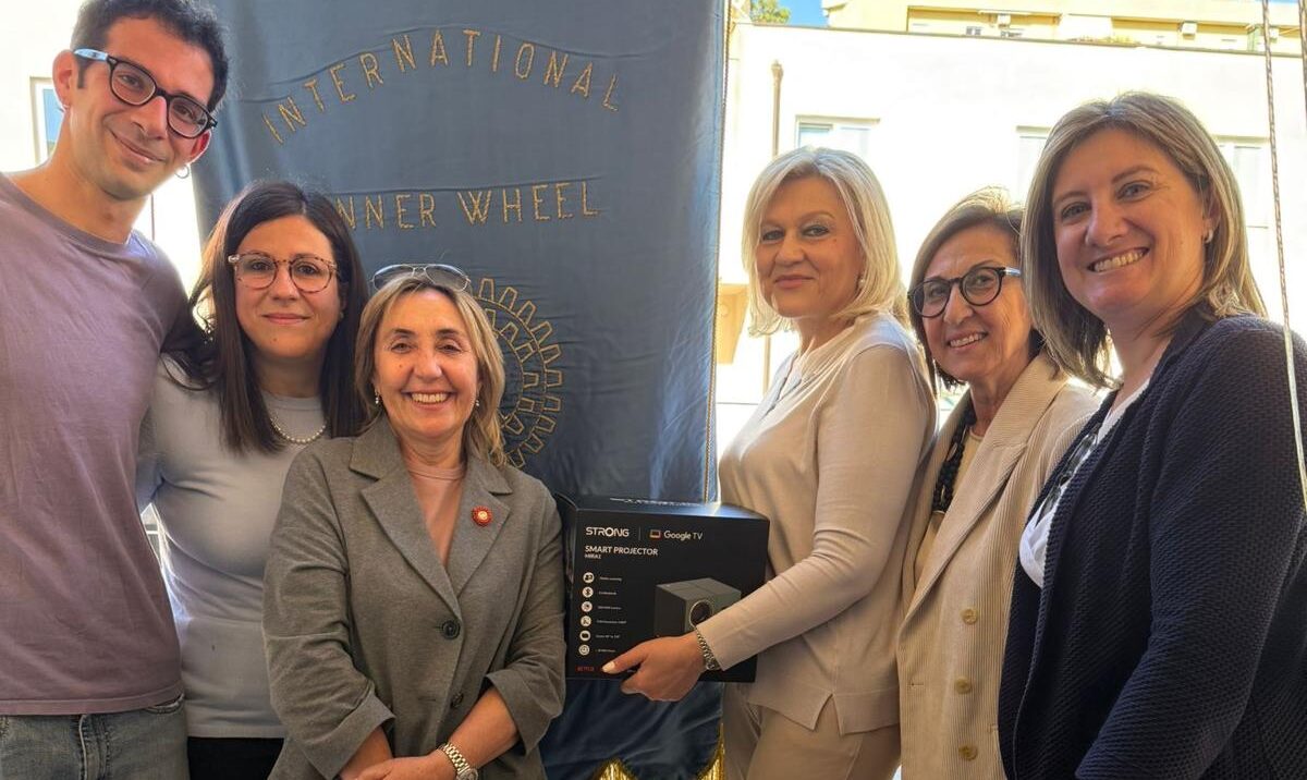 L’Inner Wheel di Caltanissetta dona un videoproiettore alla cooperativa sociale “Controluce”