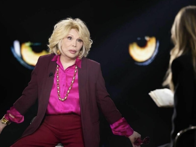 Amanda Lear a Belve: “Dalì era impotente. Bowie? Non mi piaceva molto”