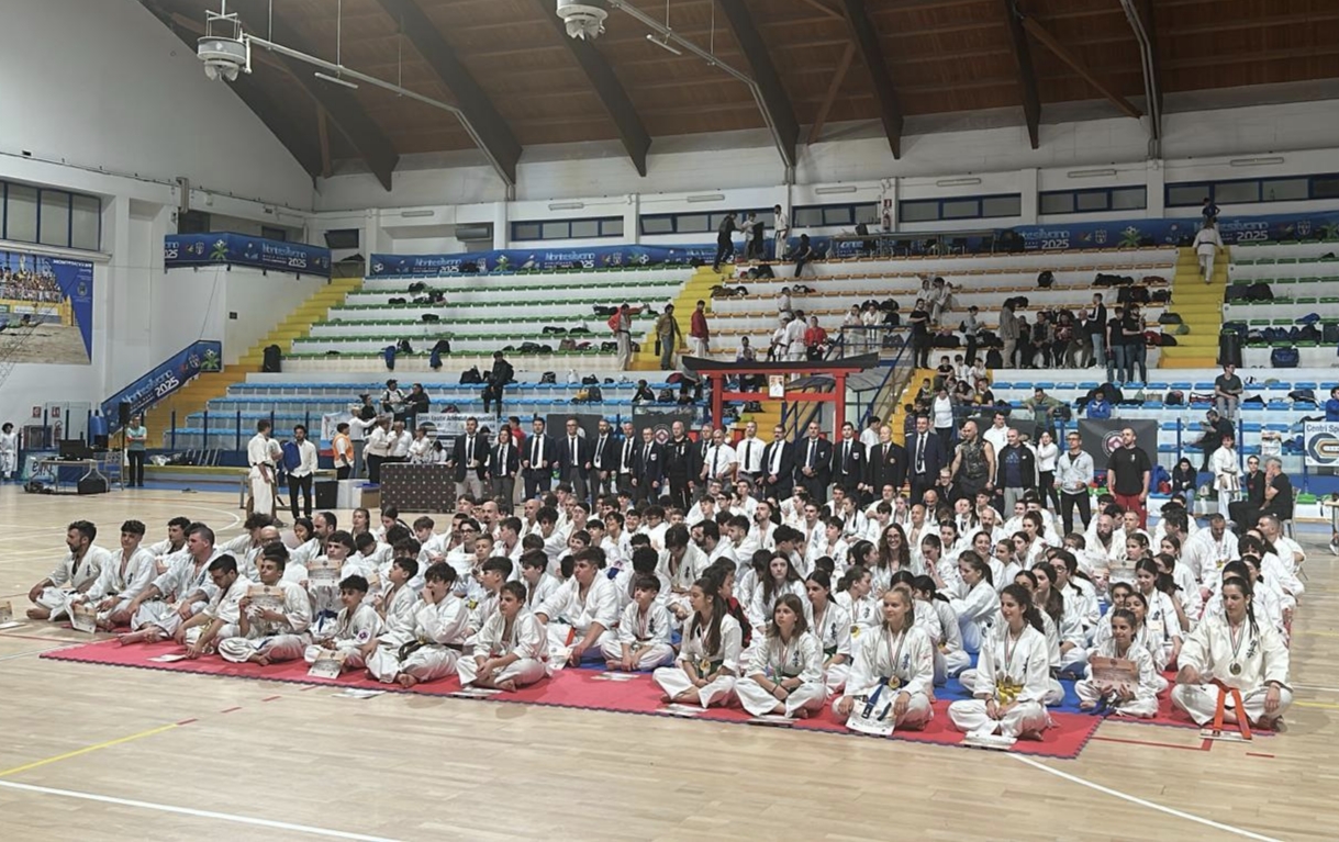 Karate Kyokushinkai, il dojo di Giivanni Mirasole porta Caltanissetta sul podio: pioggia di medaglie tra Barcellona e Pescara