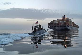 Iran-Usa, alta tensione nello Stretto di Hormuz. Teheran: “Violata la tregua”