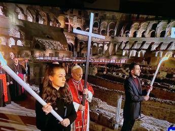 La prima Via Crucis di Papa Leone, porta la croce per tutte le 14 stazioni