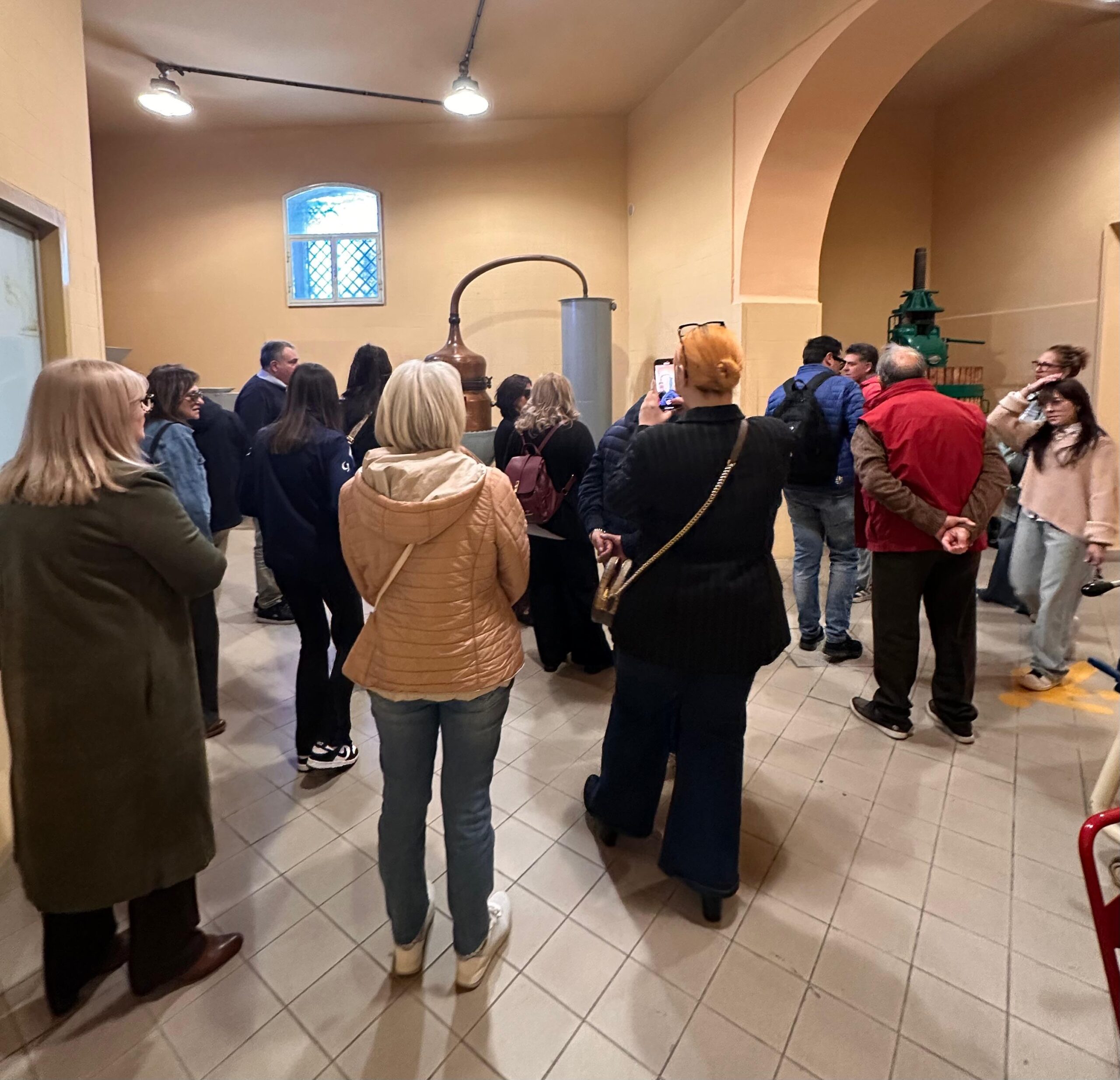 In punta di piedi nello stabilimento dell’Amaro Averna: i nisseni tra memoria, tradizione e speranze di un futuro ancora radicato al territorio