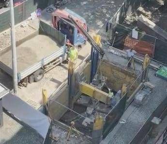 Parcheggio all’ombra di Castel Sant’Angelo, i residenti: “fra vibrazioni e intonaco che cade, abbiamo paura per le nostre case”