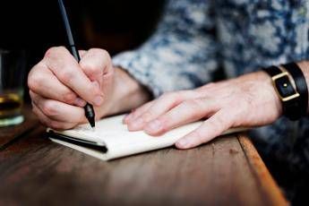 Parkinson, segnali precoci della malattia e come proteggere la salute del cervello: 10 cose da sapere