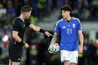 Pioggia di insulti dopo Bosnia-Italia, moglie Bastoni costretta a limitare commenti social