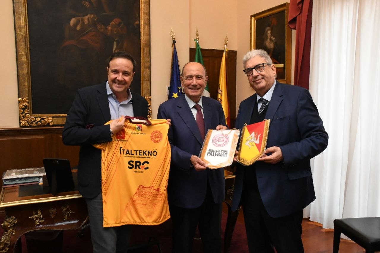Calcio, Schifani riceve la maglia dell’Athletic club Palermo con le immagini di Castello Utveggio e di Santa Rosalia