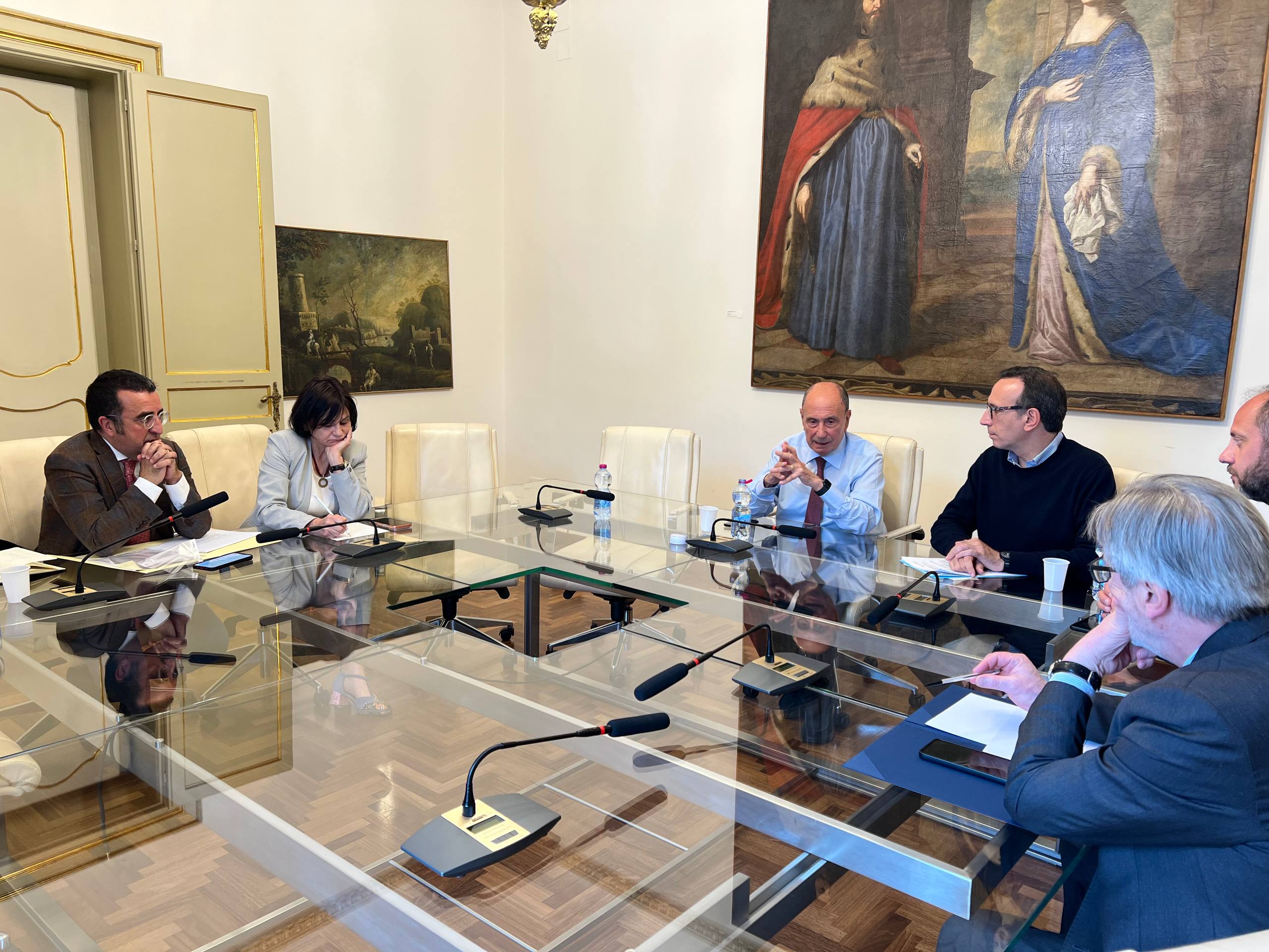 Caro carburanti, riunione a Palazzo d’Orléans: allo studio soluzioni per sostenere le spese di traghettamento del trasporto merci sullo Stretto di Messina