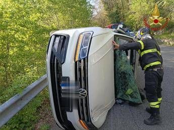 Roma, auto si ribalta dopo incidente: feriti mamma e due bambini
