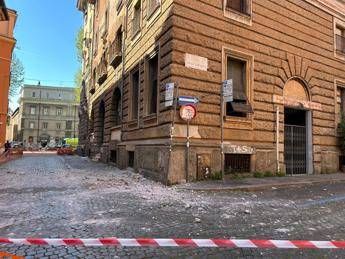 Roma, paura a Trastevere: crolla cornicione di un palazzo. Pioggia di detriti e strada transennata