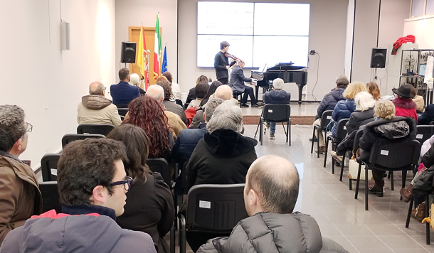 San Cataldo, Incontriamoci in Biblioteca: il giovane violinista Leonardo Enna incanta il pubblico