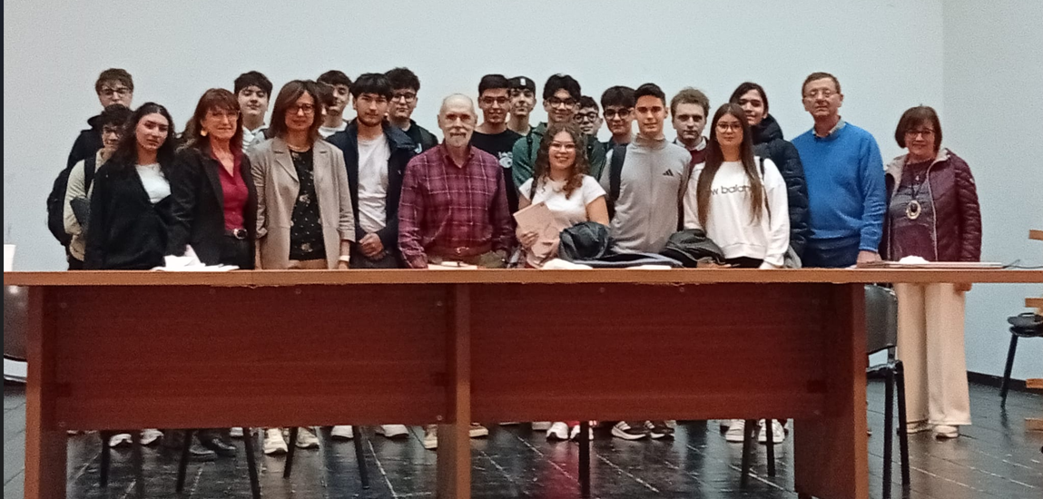 Caltanissetta. Scienza ed Etica al “Volta”: Marco Crescenzi presenta “Più in alto degli dei, l’ingegneria genetica dell’uomo prossimo venturo”