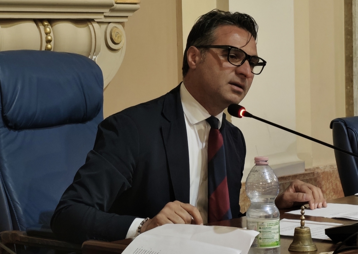 Bruzzaniti in aula tra emozione e fermezza: “Non è politica, ma qualcuno ha toppato”. Sfogo all’apertura del Consiglio comunale