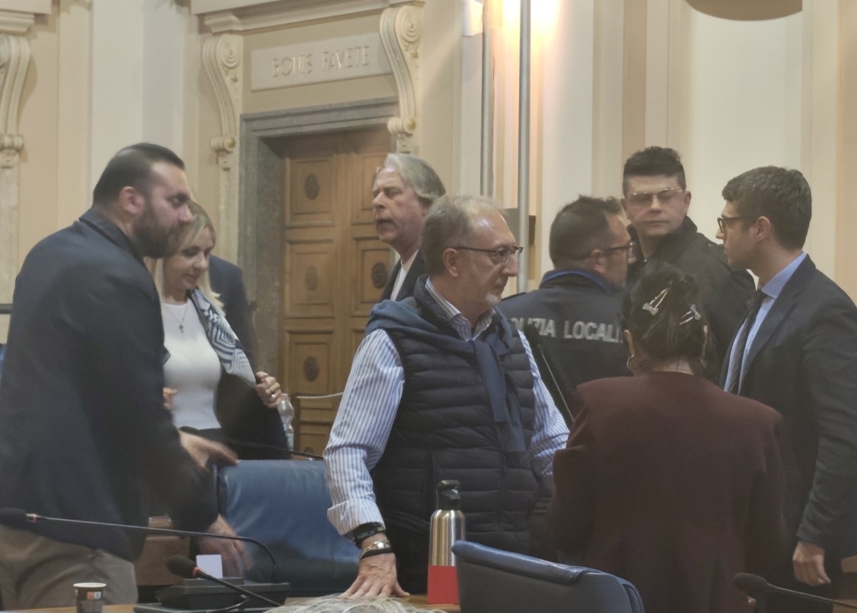 Palazzo del Carmine. Consiglio comunale, respinte le due mozioni: tensione in aula e scontro sfiorato tra consiglieri