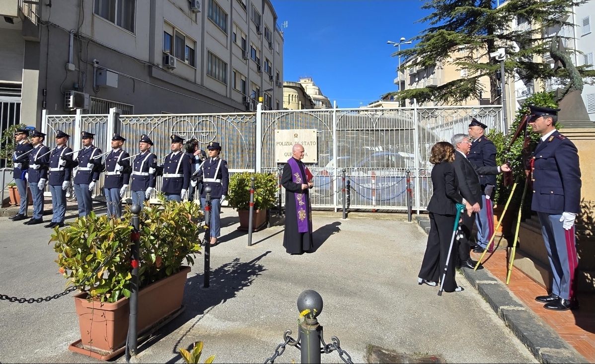 Caltanissetta, 174° Anniversario della Fondazione della Polizia di Stato: deposta corona davanti al monumento ai caduti