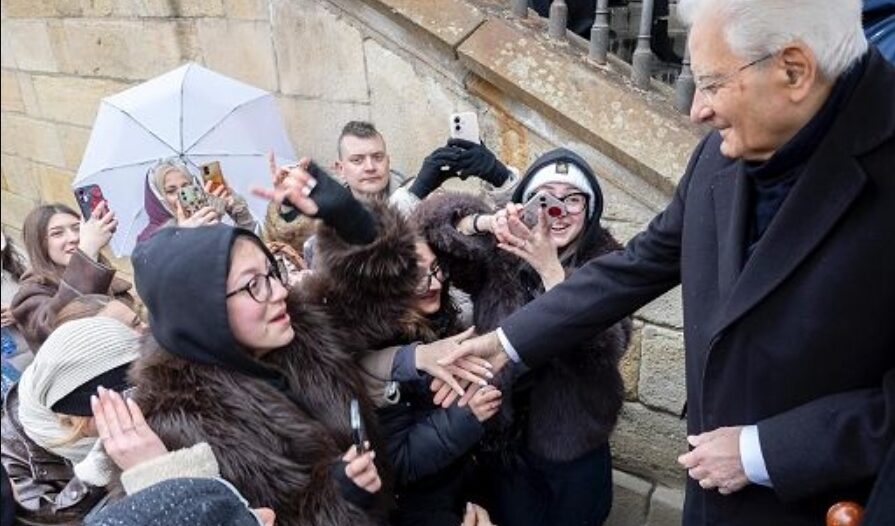 Breve passeggiata per il presidente Mattarella a Praga, giovani studenti di Caltanissetta in gita lo salutano intonando l’Inno di Mameli
