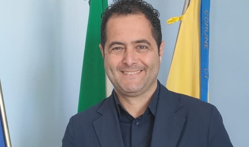 Gela, il sindaco Di Stefano riceve la prima copia del romanzo in greco di Silavana Grasso