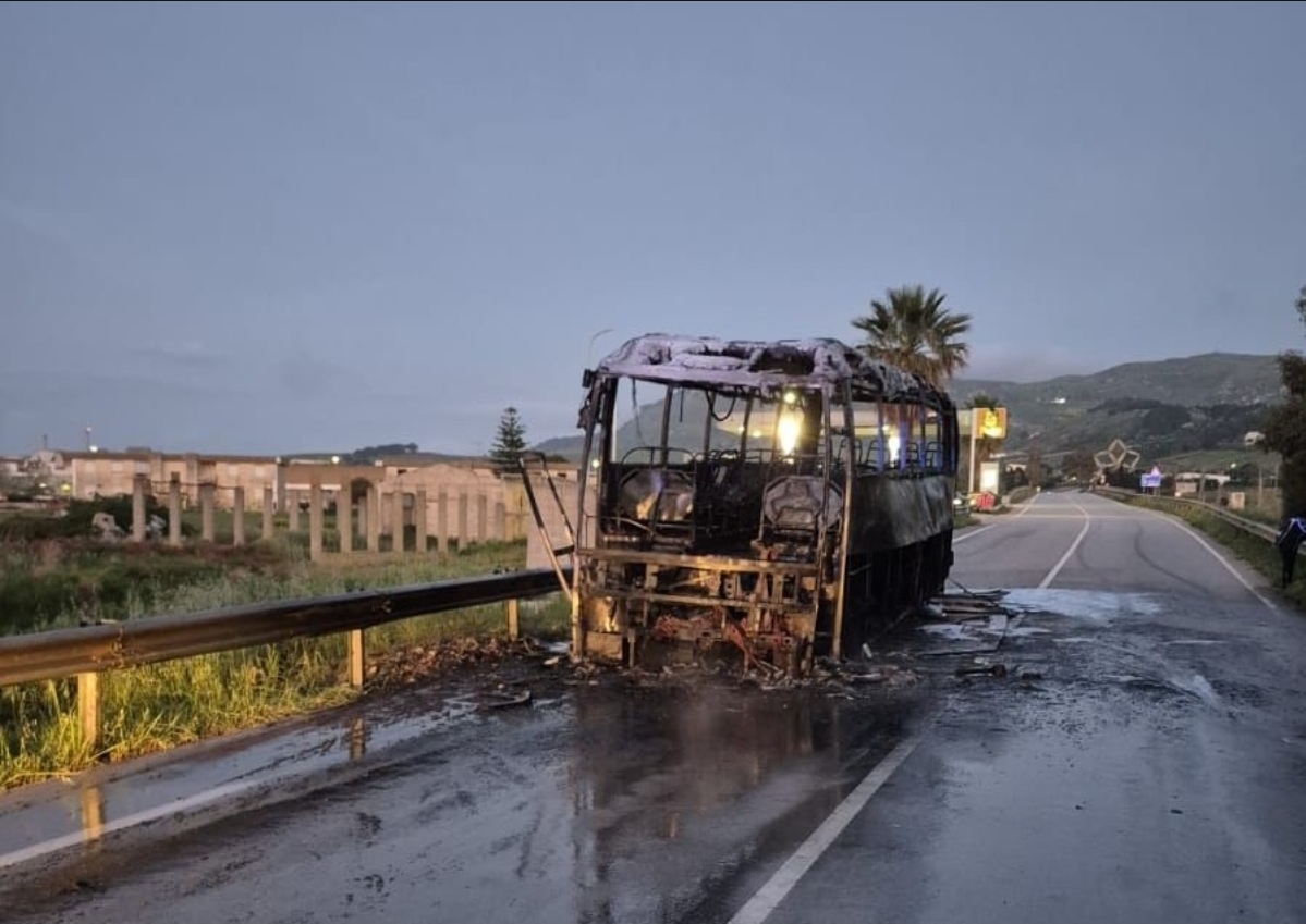 Trapani, bus Autoservizi Salemi a fuoco vicino lo svincolo dell’A29
