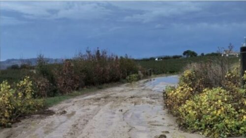 Borgo Santa Rita, padre Carmelo Carvello ripara le buche della strada: “Rischio una multa, ma la gente ha bisogno”