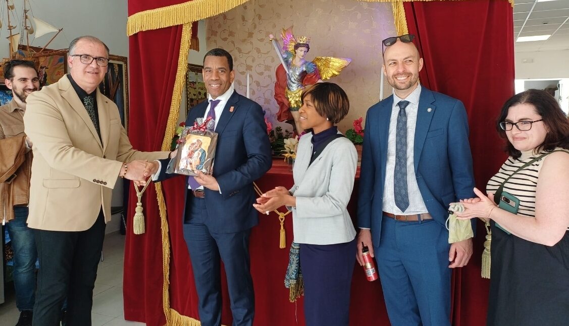 Caltanissetta, Associazione Presepisti Nisseni: il sindaco di Rochester visita la “Casa del Presepe”