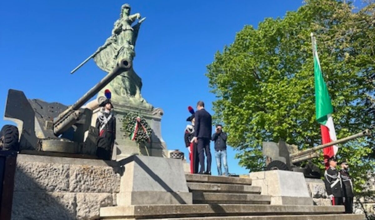 Caltanissetta, 25 aprile: deposta una corona d’alloro al Monumento dei Caduti