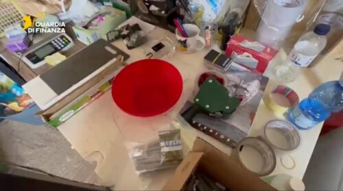 Droga, scoperto laboratorio clandestino nel Palermitano: 2 arresti