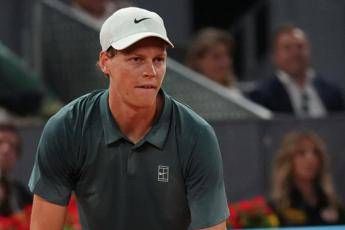 Sinner, ‘inizia’ il Roland Garros: l’allenamento-show con Baez e la strategia di Jannik
