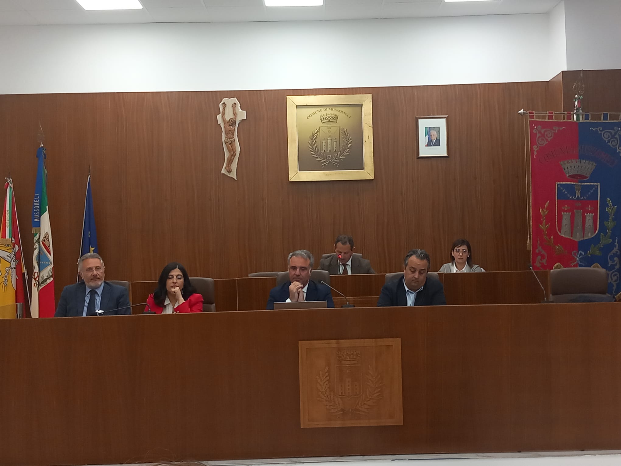 Mussomeli, definizione agevolata tributi locali approvata unanimità dal consiglio. Taglio del nastro  ristrutturata aula consiliare.