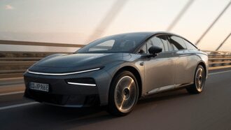 XPENG porta in Europa la P7+, fastback elettrica “definita dall’IA”