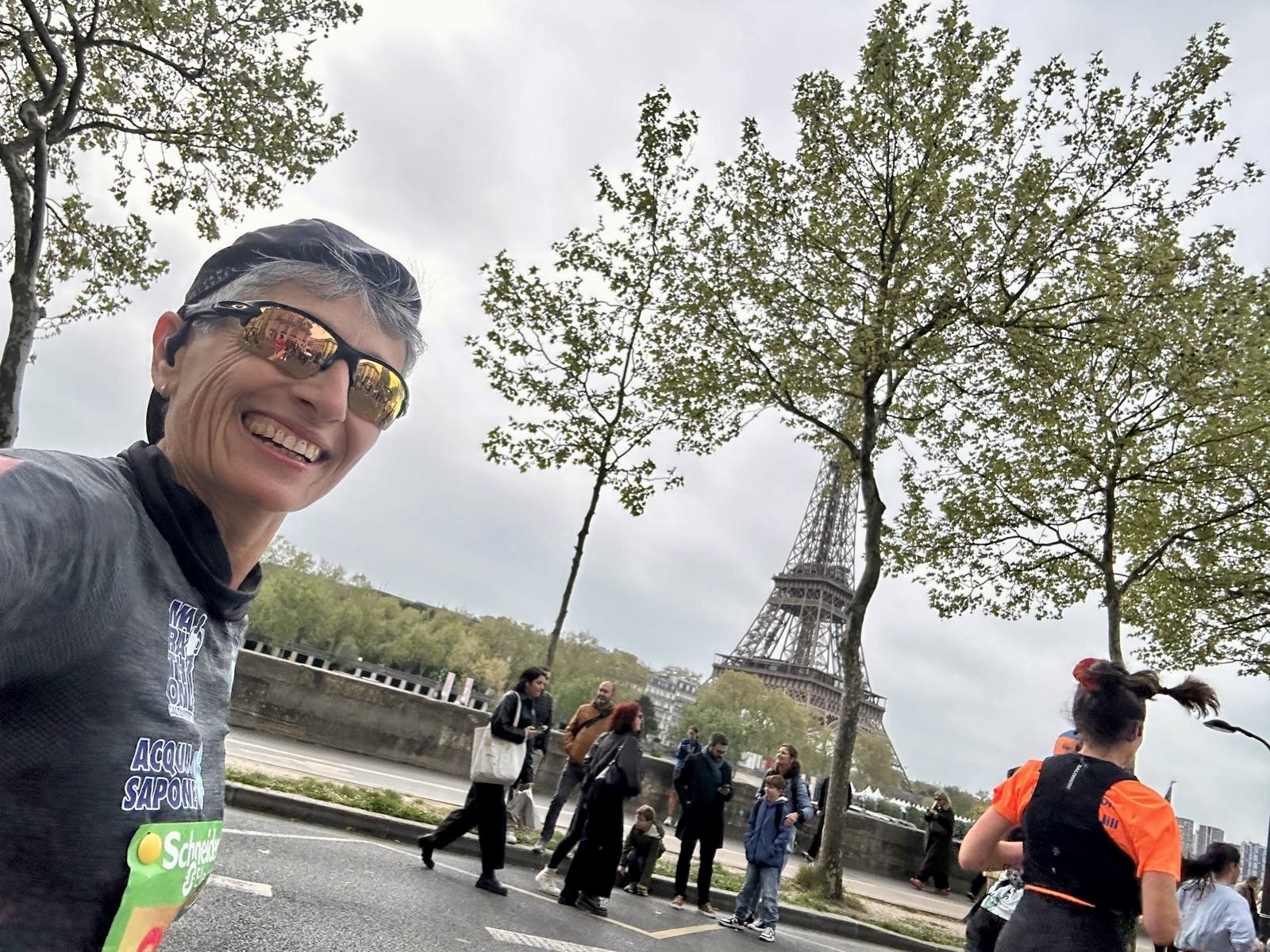 Domenica Cannistraci conquista Parigi: il sorriso della Marathon Caltanissetta brilla sotto l’Arco di Trionfo