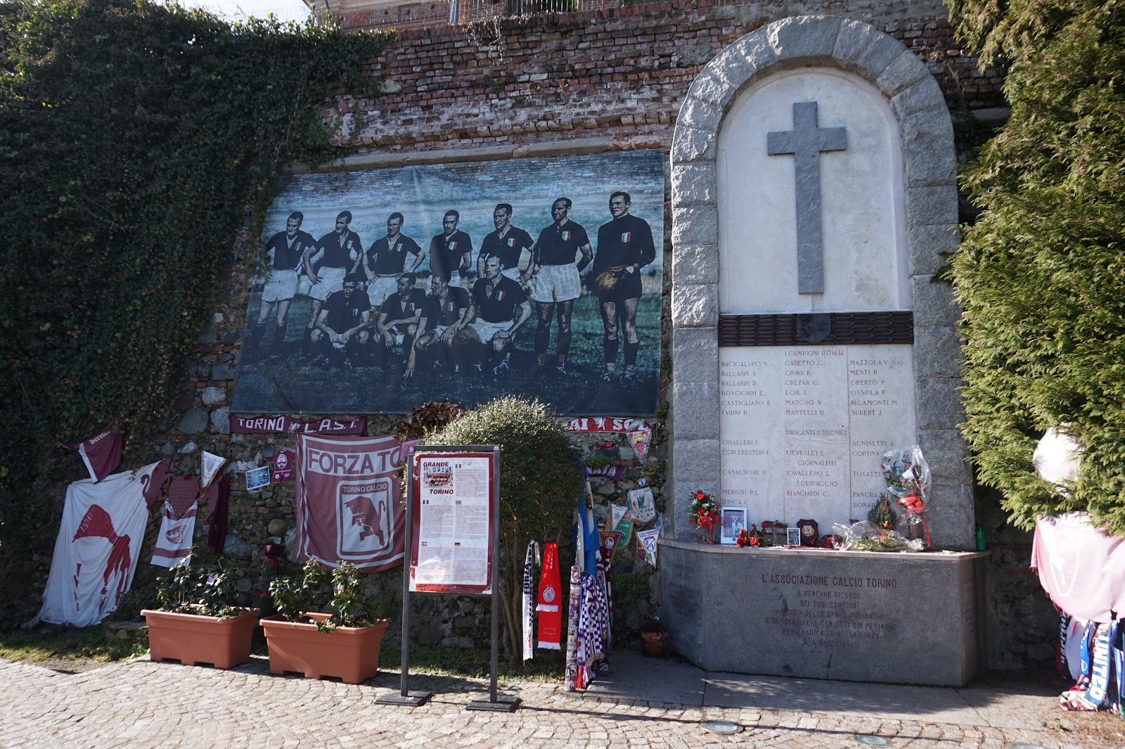 77 anni fa Superga, l’omaggio corale al Grande Torino. Città e squadra ricordano Invincibili