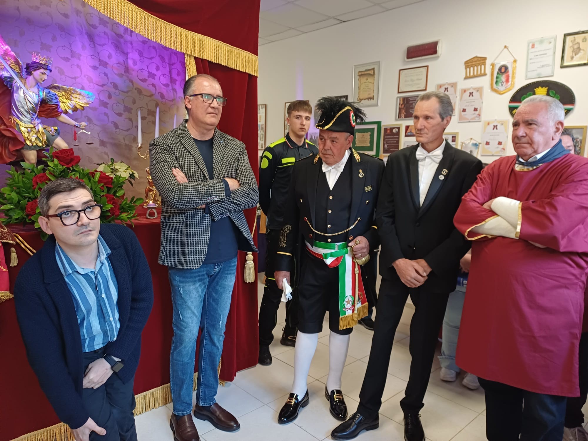 Caltanissetta. Benedetto il mantello che Giovanni Matrascia ha fatto realizzare per il patrono San Michele