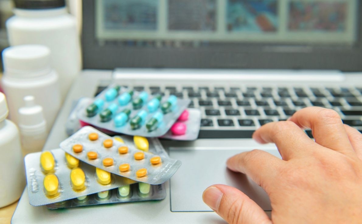 Farmaci online, il Codacons lancia il decalogo per acquistare in sicurezza: “Verificare logo, autorizzazione e venditore”
