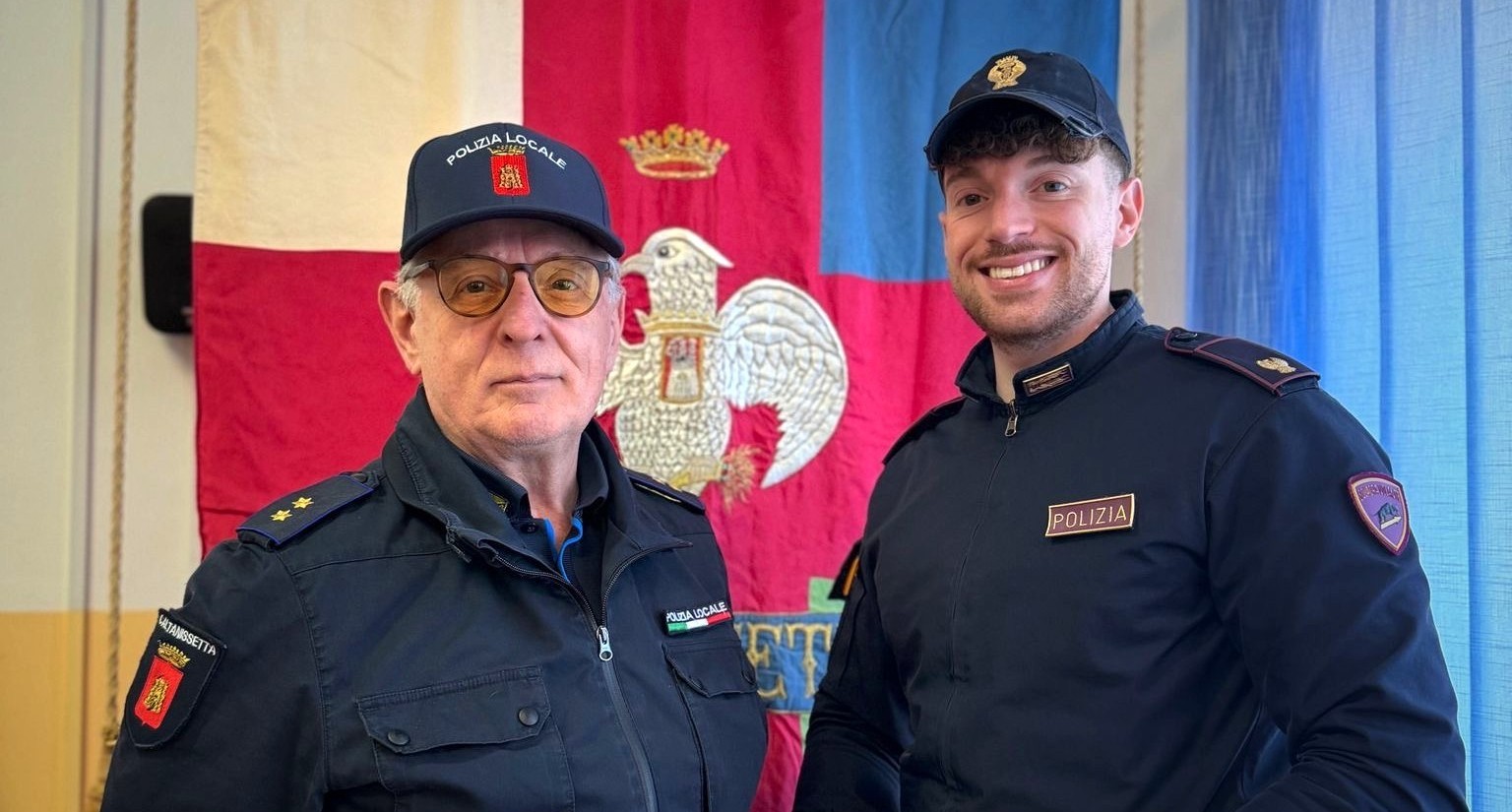 Caltanissetta. Il figlio, agente della Polizia di Stato, ha applicato sull’uniforme del padre, neo commissario di Polizia Municipale, i distintivi di qualifica