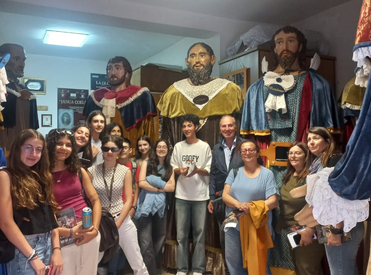 San Cataldo. La bellezza imponente dei Sanpaoloni ammirata da studenti e docenti portoghesi in Erasmus