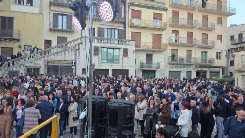 Mussomeli, l’Agorà e il suo argomentare: puntualizzazioni, ascolto e applausi: Il candidato sindaco Gianluca Nigrelli in Piazza Roma