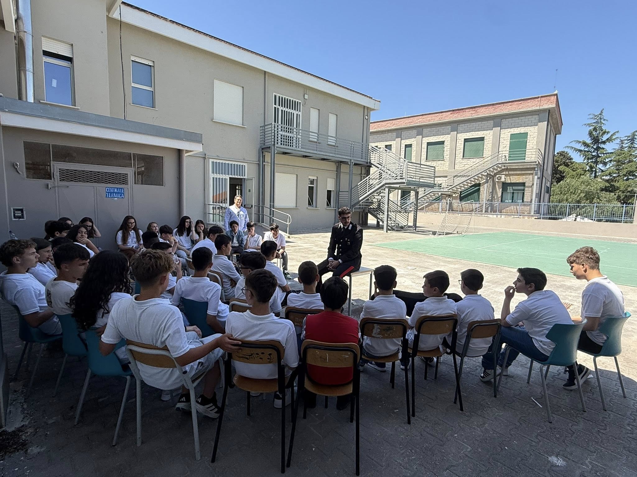 Milena. Alunni partecipano ad incontro con il Comandante dei Carabinieri sul tema della legalità