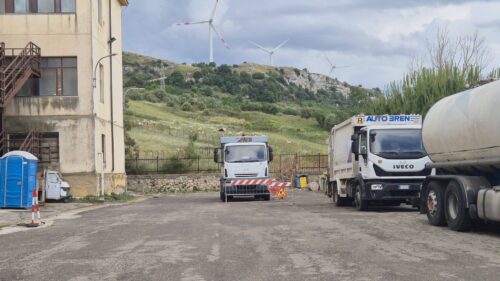 Marianopoli. Il sindaco Noto replica: “Corretto l’utilizzo dello spiazzale da parte dei mezzi che fanno la raccolta differenziata nel cortile della scuola Pascoli”