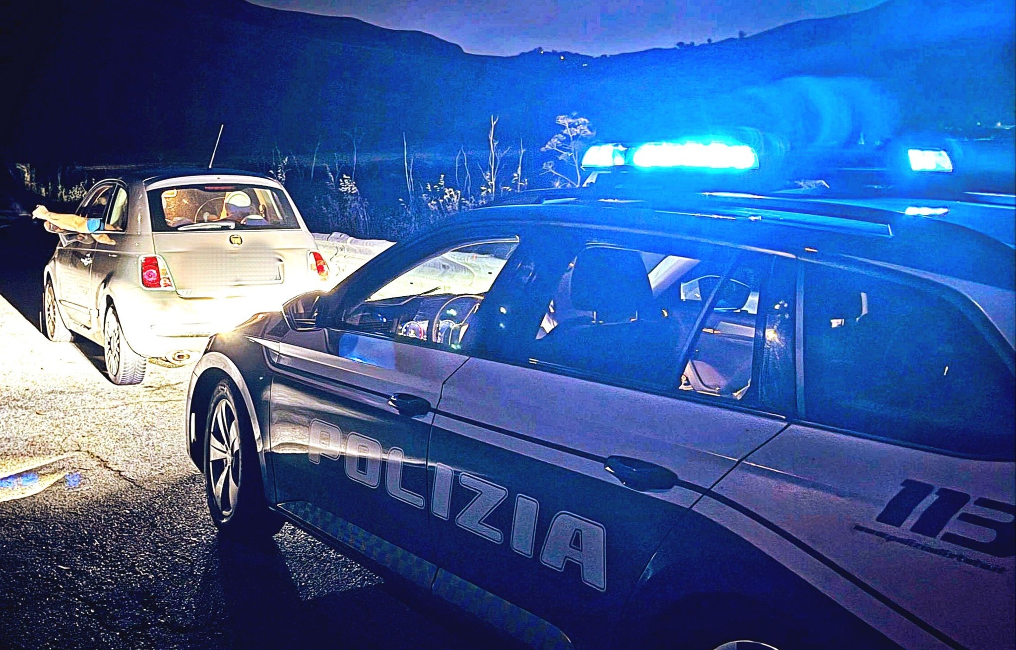 Caltanissetta. Fermata dalla Polizia di Stato auto priva di targhe: sanzione per il conducente e confisca del mezzo