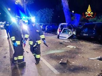 Auto contro albero a Forlì, morte due ragazze