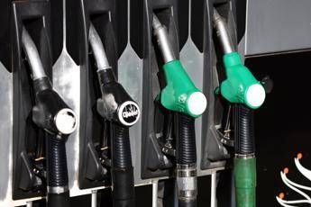 Carburanti, prezzi benzina e diesel scendono ancora: la situazione oggi