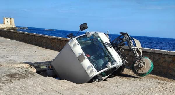 Voragine sul lungomare di Trapani, sprofonda un mezzo per la pulizia stradale