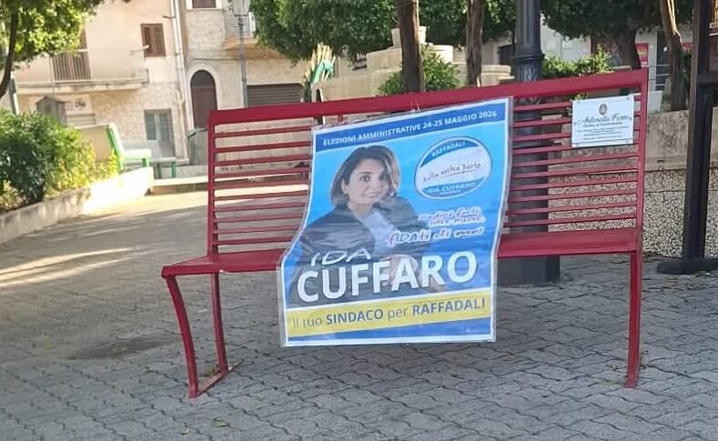 Manifesto elettorale della candidata sindaca di Raffadali Ida Cuffaro affisso sulla panchina rossa: “Provvederò a una denuncia”