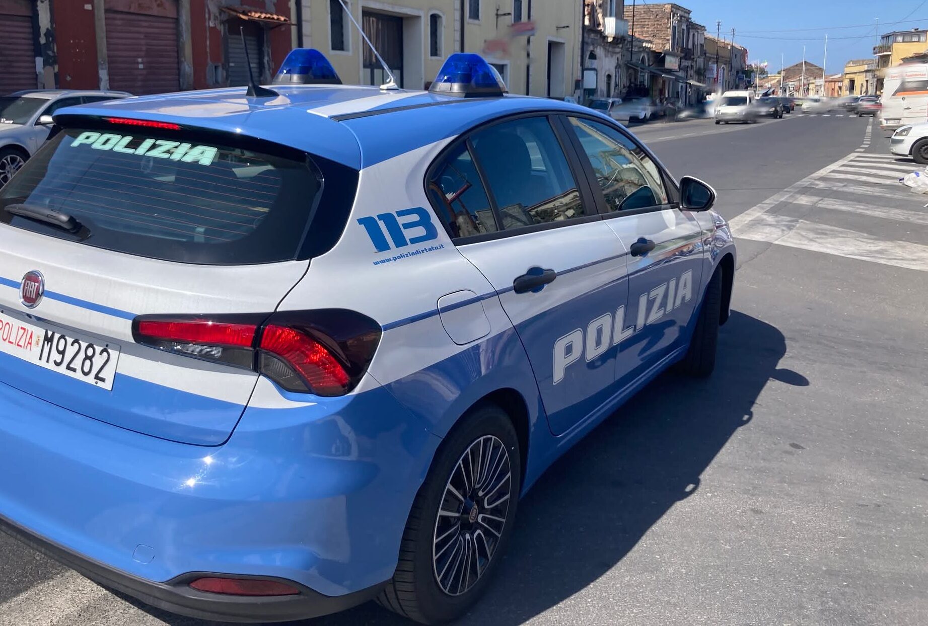 Rapinano un corriere per rubare sigarette, due arresti della Polizia a Catania