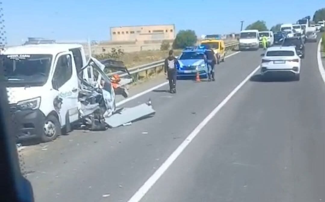 Furgone travolge mezzo sulla Ragusa-Catania, tre operai investiti e feriti: trasferiti all’ospedale Giovanni Paolo II