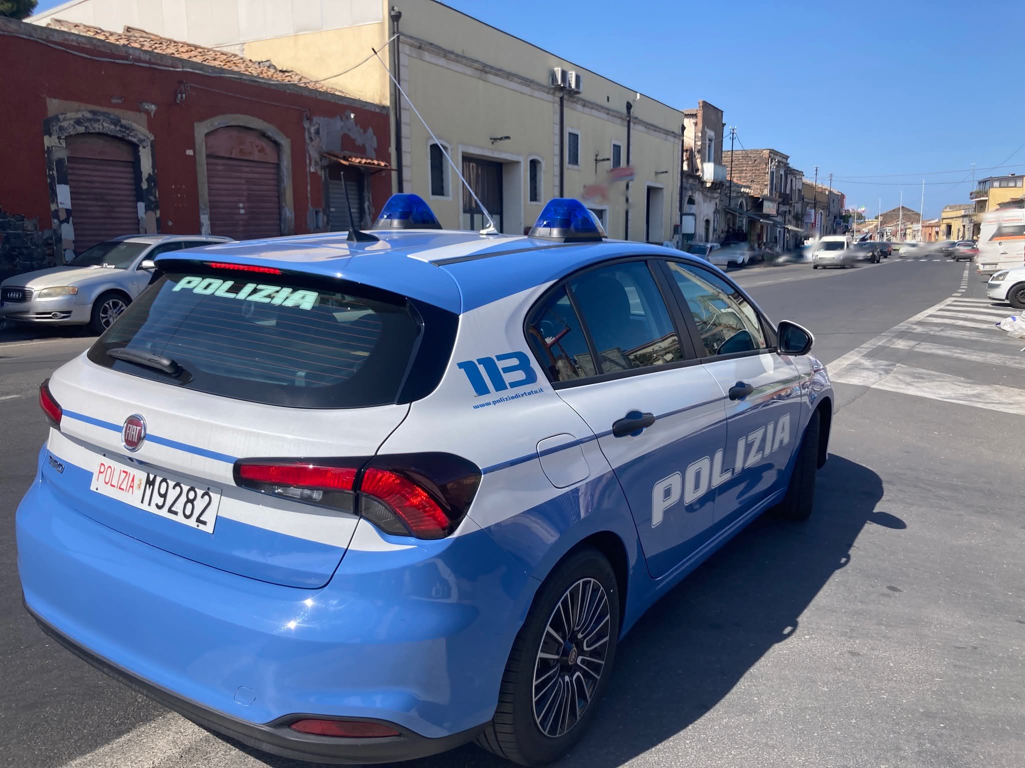 Droga e pistola con matricola abrasa in casa, a Catania 31enne arrestato dalla Polizia