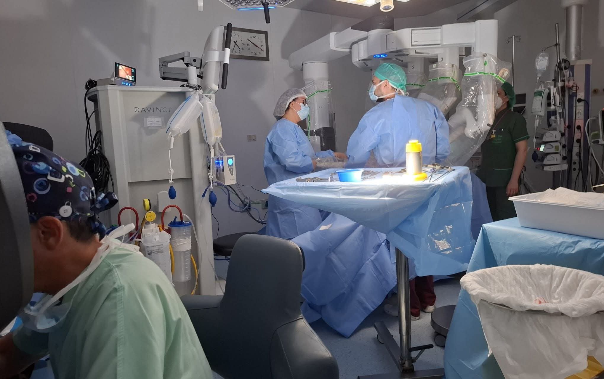 Al Policlinico di Catania nuova tecnica di proctocolectomia totale robotica: eseguita asportazione completa di colon e retto a una paziente 60enne