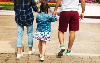 Famiglia Italia, Censis: meno figli e matrimoni, cresce l’età delle madri e le famiglie single