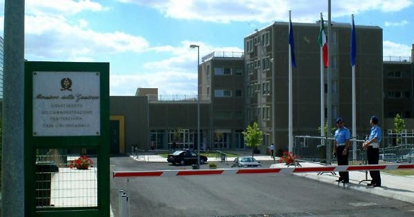 Due gelesi agli arresti domiciliari per aver lanciato telefonini all’interno del carcere di Caltagirone
